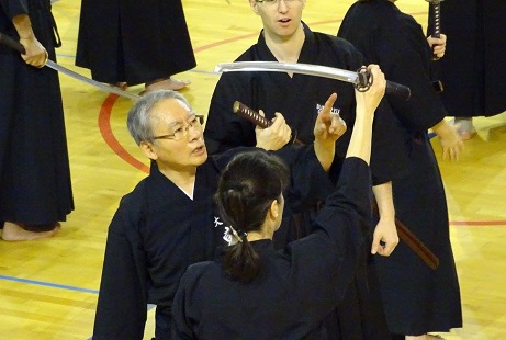 Yoshinobu AZUMA Sensei, Iaidō Hanshi 8e Dan, donnant ses conseils sur te-no-uchi